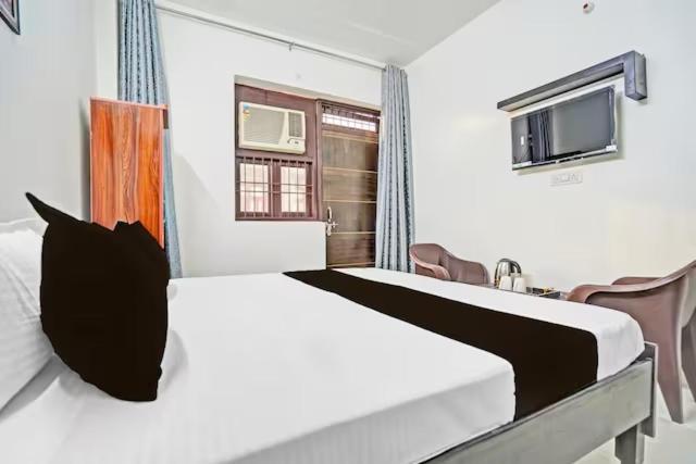Rooftop Castle Hotel Noida Exterior foto