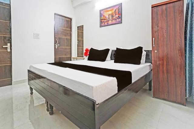 Rooftop Castle Hotel Noida Exterior foto